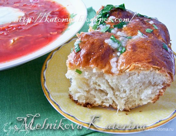 Подавать пампушки к красному борщу теплыми. Традиционно, пампушки обильно поливаются сверху чесночным соусом. Но в моей семье сверху соусом я поливаю слегка, но к столу подаю большую пиалу с соусом, в которую все макают пампушки. Лично мне так нравится больше: во-первых, пампушка не успевает слишком размякнуть (но это дело исключительно вкуса), во-вторых, не всегда возможно рассчитать, сколько пампушек будет съедено, а политыми соусом они требуют немедленного употребления. Приятного Вам аппетита! 