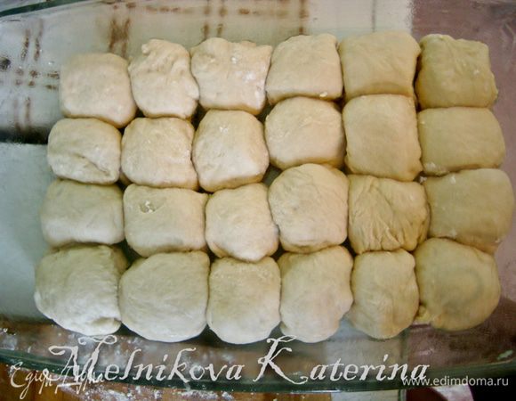 Форму для запекания смазать растительным маслом, выложить все кусочки в симметричном порядке. Накрыть тканью и поставить на 40 минут в теплое и укромное место для подхода. 