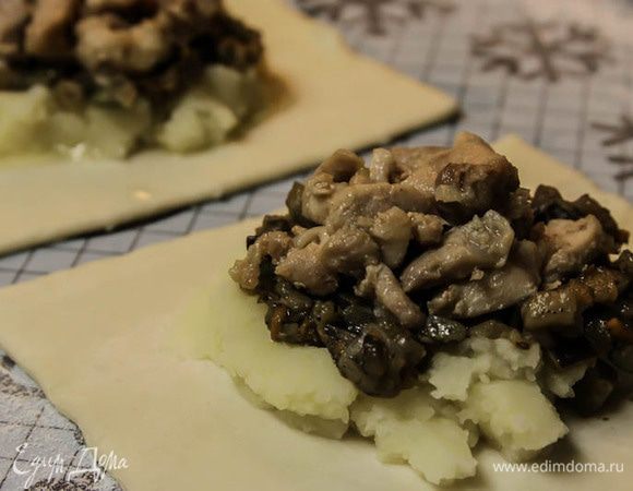 Тесто разморозить. Нераскатывая скалкой, развернуть, разрезать на квадратики. Выкладываем картофельное пюре, овощи, курицу. Заворачиваем как манты, можно как мешочек сделать. 
Выкладываем на противень с пергаментной бумагой смазанной маслом. Смазываем конвертики яйцом. В разогретую духовку 180С на 16-17 минут. На здоровье!