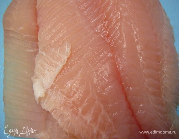 Филе вымыть,обсушить бумажным полотенцем.