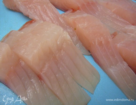 Нарезать филе полосками в ширину около 1 см.Посолить и поперчить.