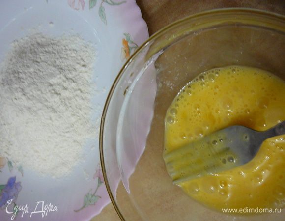 Подготовить муку и взбить яйцо.