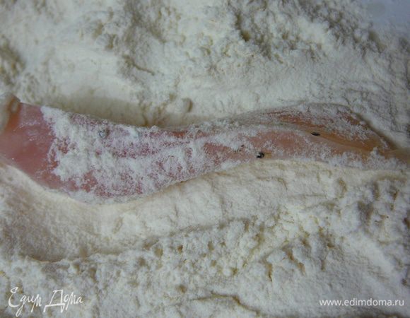 Кусочек рыбы обвалять сначала в муке,лишнюю стряхнуть.