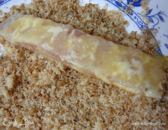 Затем в смеси сухарей,сыра и миндаля.