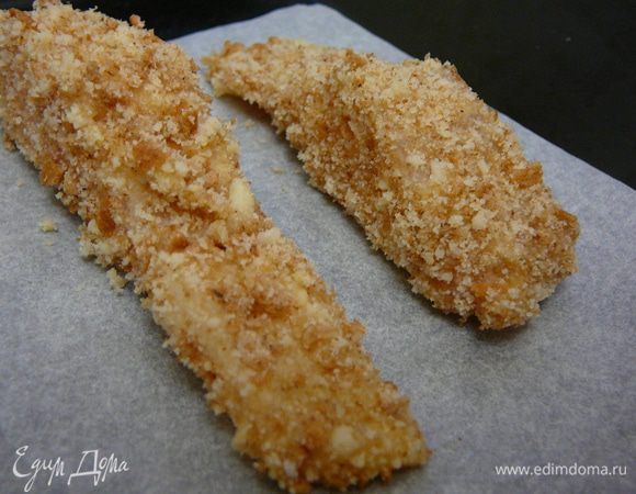 Выложить запанированную рыбу на противень застеленный пергаментом.