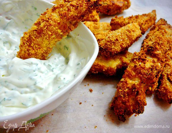 Замечательно подойдет к рыбным палочкам соус тартат домашний или белый соус,для него смешайте 50/50 сметану и майонез,добавьте пару капель лимонного сока,пару веточек укропа и петрушки мелко порубить и зубчик чеснока мелко рубленного,все смешать и макать рыбную палочку в соус.