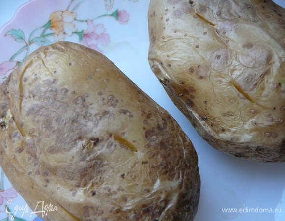 Картофель хорошо вымыть,не чистить.Обсушить,сделать проколы вилкой в нескольких местах чтоб при запекании картофель не лопнул.