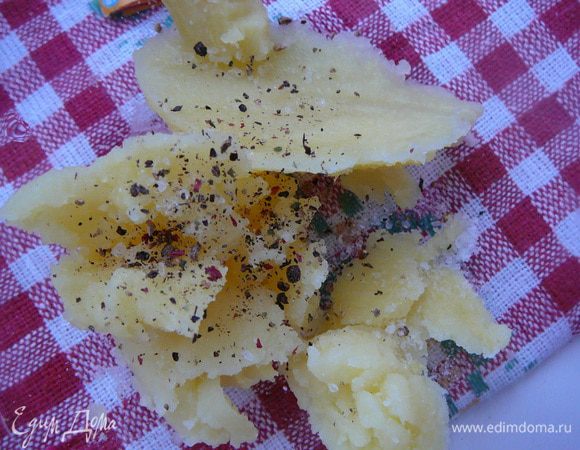 Сложить "мякоть"с мисочку,добавить немного молоко и размять вилкой,посолить,поперчить.