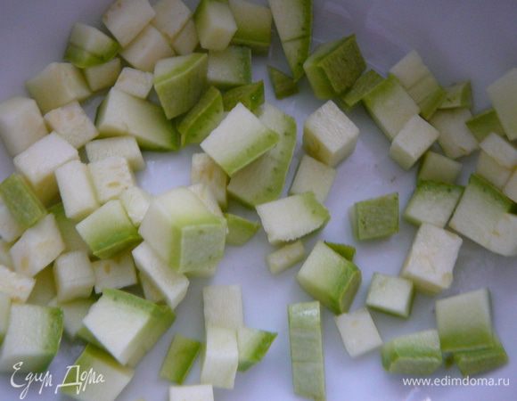 Для начинки №1.Кабачок вымыть нарезать кольцами,затем мелким кубиком,сложить в термостойкую посуду,добавить немного оливкового масла и запечь в микроволновке в течении 2-3 минут.