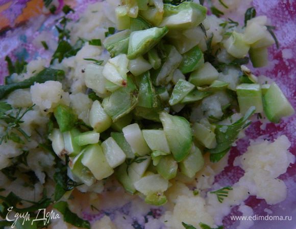 Слегка запеченый кабачок добавить в картофельное пюре,так же добавить мелко рубленную зелень укропа,петрушки и зеленого лука,перемешать.