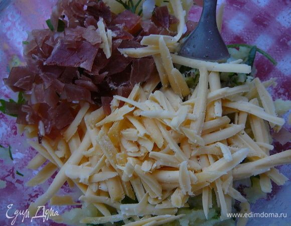 Для начинки №2.Сыр натереть на терку,бекон или панчетту или прошутто,мелко нарезать кубиками.Смешать с картофельным пюре,которое предварительно подготовить,а именно посолить,поперчить,добавить совсем немного молока,раздавить вилкой.Перемешать все.