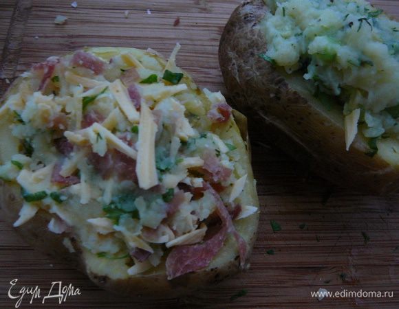 Нафаршировать начинками картофель и поставить запекать на 2-4минуты в микроволновку.