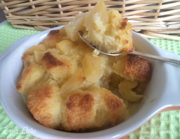 Берем 2 формы. Одну для пудинга, в другую наливаем немного воды.
 Форму для пудинга смазываем сливочным маслом и выкладываем нашу смесь туда. Затем все это помещаем в емкость с водичкой и ставим в духовку на 175 градусов на 20 минут. Потом еще минуты 3 на 200 градусов, для красивого цвета.  
Приятного аппетита!
