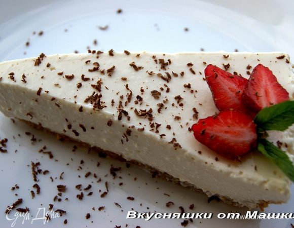 Заливаем желатин 1 ст теплой воды и оставляем набухать. В блендере размалываем печенье. Мягкое сливочное масло смешиваем с печеньем, чтобы получилась рассыпчатая крошка. Печенье с маслом выкладываем в разъемную форму, застеленную пищевой пленкой или пергаментом, хорошо утрамбовываем и ставим в холодильник на 15 минут. Взбиваем сливки и сахар, добавляем творог и желатин. Тщательно перемешиваем до получения однородной массы. Аккуратно выливаем сливочно-творожную массу в форму и отправляем в холодильник на 2-3 часа для застывания. При подаче украшаем мятой, шоколадом и клубникой.
Приятного аппетита! 