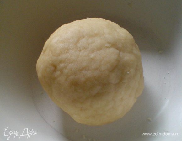 Смешать муку с сахаром,ванильным сахаром и солью.Добавить масло и сметану.Замесить однородное тесто.Сформировать шар и отправить на 30 мин в холодильник.