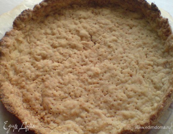 Разогреть духовку до 200 градусов.Раскатать тесто и выложить форму(так сложилось,что я с песочным тестом не очень дружу,у меня оно практически никогда не раскатывается,а просто ломается на кусочки.Поэтому я выкладывала тесто сразу в форме,в которую для подстраховки положила бумагу для выпечки). Вилкой наколоть тесто.Выпекать мин 25,затем достать и дать остыть.