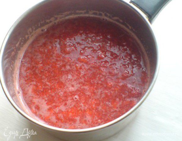 Клубнику вымыть.Половину ягод измельчить вилкой или взбить в блендере с сахарной пудрой.Я хотела,чтобы клубника чувствовалась,поэтому перетерла вилкой.Желатин замочить в холодной воде на 5 мин.Выжать в небольшую кастрюлю или ковшик сок половинки лимона,поставить на огонь,быстро добавить желатин и расплавить его.Постепенно добавлять клубничную массу,слегка прогреть(где-то 1 мин). Снять с огня и остудить.