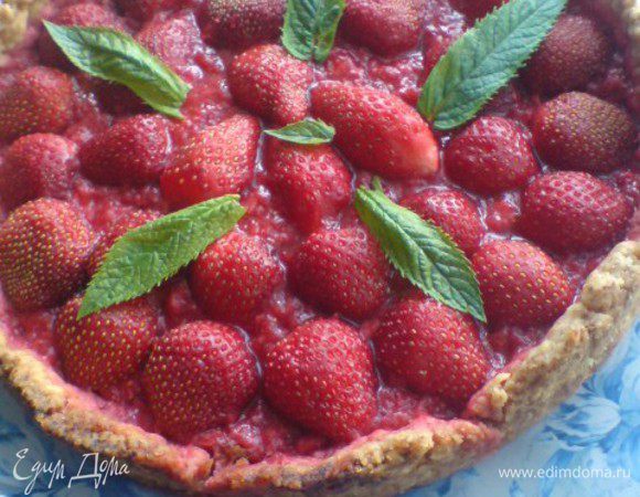 Выложить охлажденную массу на основу из теста(мой корж немного треснул,так что бумага меня спасла). Сверху разложить клубнику.Можно присыпать пудрой.
Приятного аппетита!