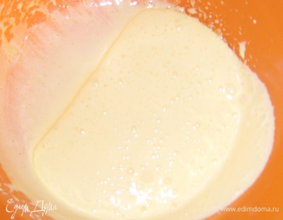 Желтки отделить от белков. Белки поставить в холодильник охлаждаться. Желтки взбить добела с половиной сахара. Добавить молотую корицу. Лучше, если корица будет свежемолотая.