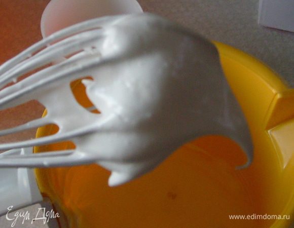 Отдельно взбить белки с оставшимся сахаром до крепких пиков.