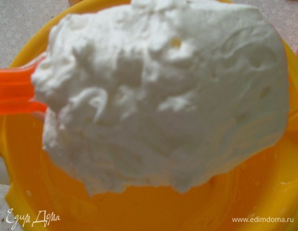 Взбить сливки до крепких пиков.