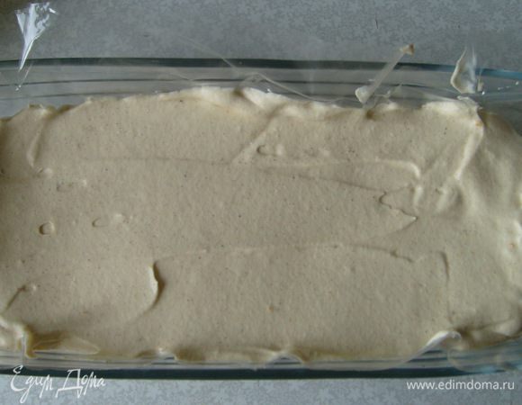 Выложить форму пищевой пленкой, а сверху выложить парфе. Закрыть все еще раз пленкой, чтобы парфе не впитало в себя лишних запахов. Поставить парфе в морозилку на 8 часов. 