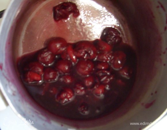 За полчаса до подачи приготовить соус: довести вишню до кипения с сахаром. Добавить крахмал и варить минуты 2-3, чтобы соус немного загустел