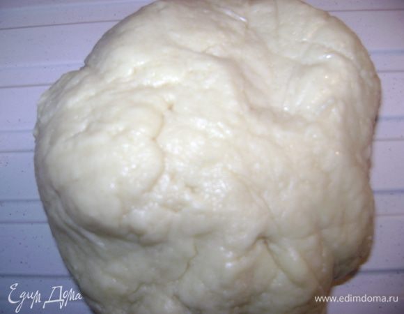 Муку смешать с разрыхлителем, солью, сахаром.Добавить растопленное масло, сметану и замесить нежное тесто. Положить в пакет и отправить в холодильник на час.