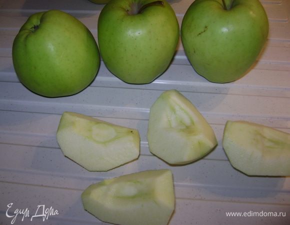 яблоки очистить от кожуры,yдалить плодоножку и вырезать сердцевину.Если яблоки маленькие,то пополам.Если большие,то на 4 части.