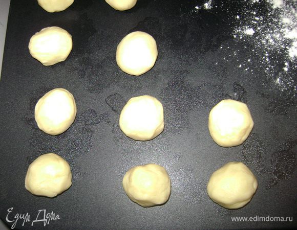Тесто разделить на 24 части.Каждую скатать в шарик и оставить на 10 минут.