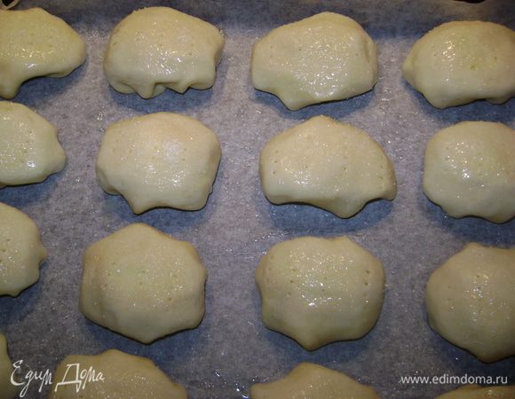 Края поднять и защипать сверху.Перевернуть и на противень,застеленный бумагой.Верх каждого печенья обмакнуть в белок и обвалять в сахаре.Поверхность печений наколоть вилкой в нескольких местах.Отправить в духовку при 180 градусах на 30 минут.