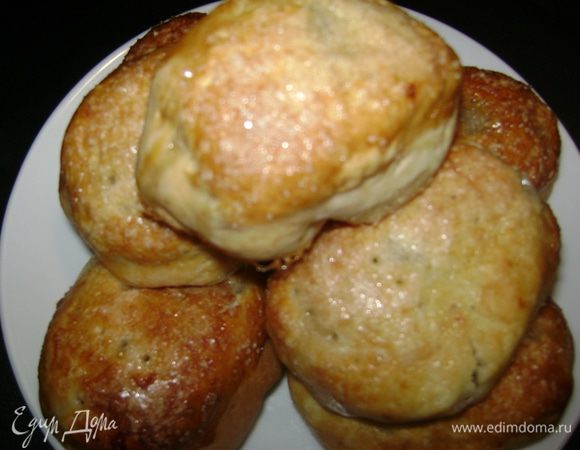 Сверху посыпать сахарной пудрой..У меня не было и я полила шоколадной глазурью..Получилось тоже очень вкуснo.!!Угощайтесь..!!