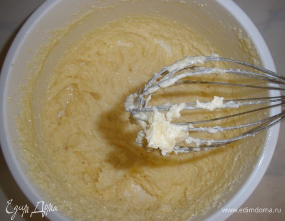 Сливочное масло взбить с сахаром до однородности.