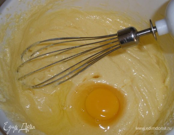 Добавить по одному яйца.