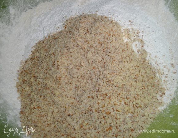 В другой большой миске смешать сухие ингредиенты: муку, крахмал, миндаль, разрыхлитель.