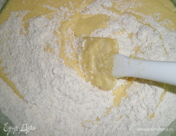 Смешать яично-маслянную смесь с сухой. Все размешать как следует. Тесто будет достаточно густым.
