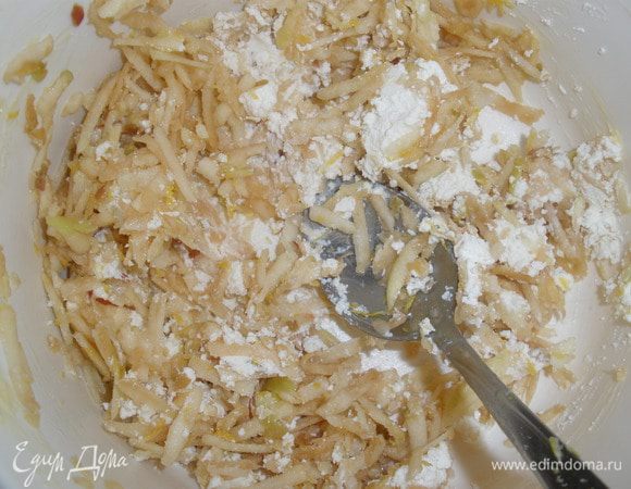 Тертое яблоко отжать, смешать с творогом и цедрой. Растереть. Добавить к тесту. Все перемешать и влить теплое молоко. Тесто достаточно плотное.