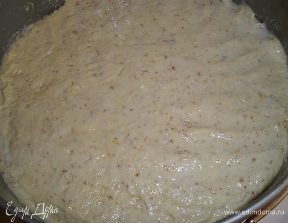 Разъемную форму для запекания смазать маслом и присыпать сухарями. Выложить в нее тесто и разровнять.