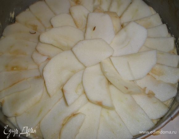 Сверху красиво уложить яблочные дольки.