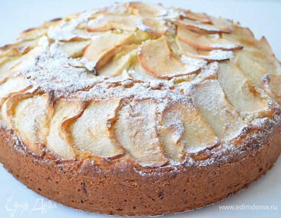 Выпекать пирог при температуре 180 градусов примерно 1 час. Готовность проверять зубочисткой! Готовый пирог остудить и затем присыпать пудрой.