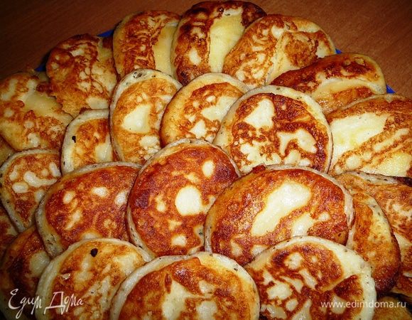 Мои мужчины очень любят оладьи с яблочным припёком. Делать их совсем несложно... Яблоки почистить от кожуры , удалить семечки и нарезать тонкими ломтиками. Выложить на сковороду тесто, ломтик яблока макнуть в сахар и положить на оладушек, потом перевернуть и зажарить вторую сторону. На фото эти оладьи по верхнему краю тарелки...