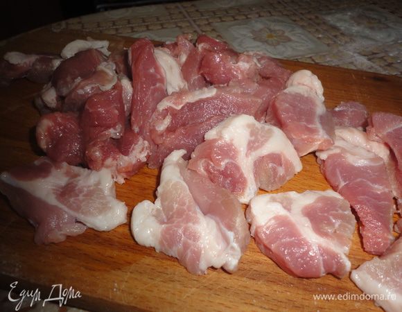 Свинину нарезать кусочками посолить и поперчить,