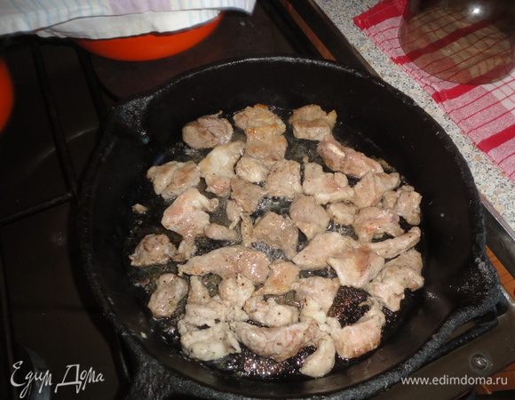 Свинину обжарить на раскаленной сковороде, на растительном масле.