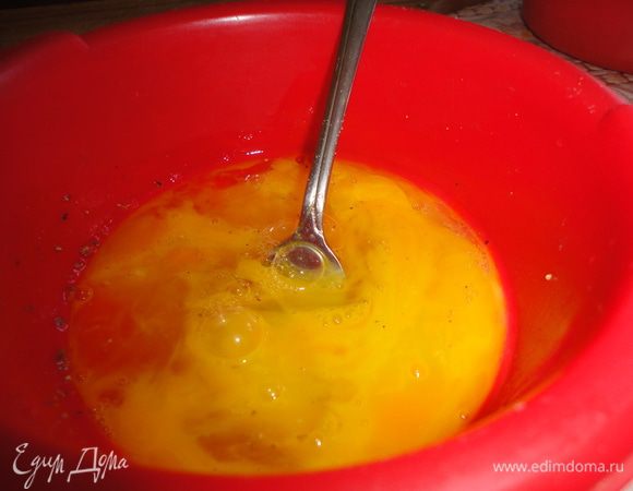 Взбить яйца.