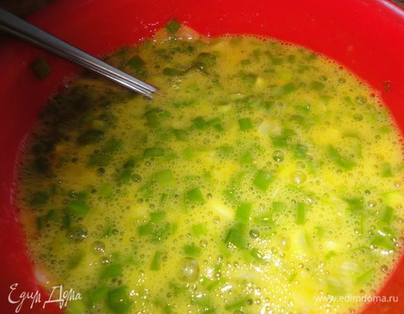 Лук мелко накрошить соединить с взбитыми яйцами.