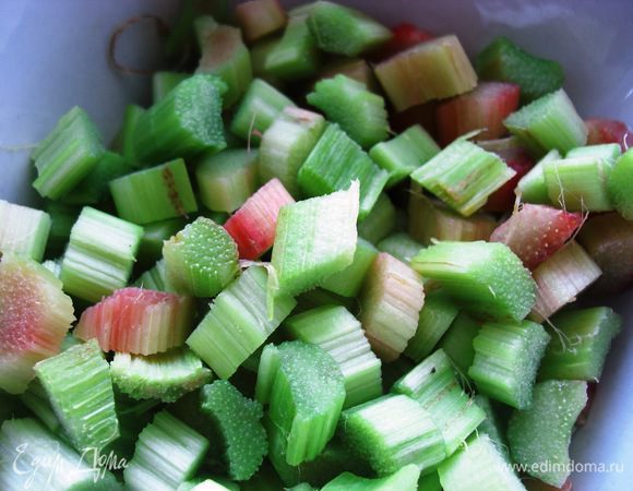 Очистить ревень и нарезать маленькими кубиками.