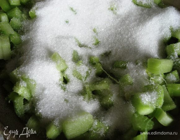 Залить сахаром и отложить в сторону. Пускай ревень даст сок.