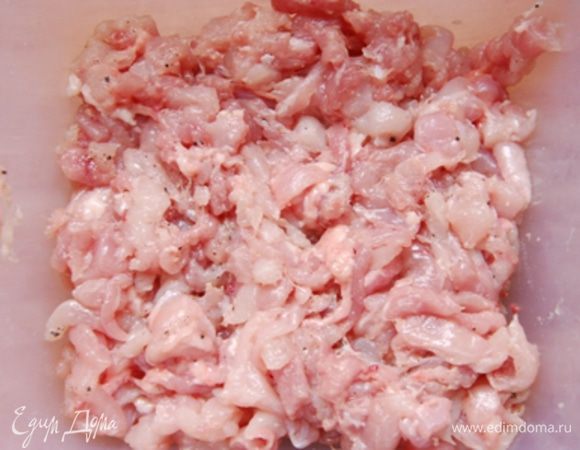 Домашние колбаски куриные ингредиенты	Я взяла 1,2 кг куриных бедер (6 шт). Отделить мясо от костей и шкурки. С такого количества получилось всего 5 колбасок (где-то на 2 порции). Нам с мужем хватило на пробу, но вы пропорционально увеличивайте, если надо больше. С грудкой, конечно, мороки меньше, но я думаю, она суховата будет.
Куриное мясо порезать мелко-мелко. Можно и перекрутить, но я больше люблю, когда кусочки мяса в колбасе.