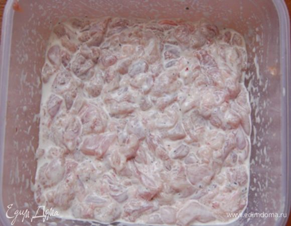 В нарезанное мясо добавить соль, перец по вкусу. Влить сливки, столовую ложку горчицы положить. Я взяла ту, что была в холодильнике - Верес что ли, с добавлением хрена. Все хорошенько перемешать. Оставить на полчасика пропитаться.