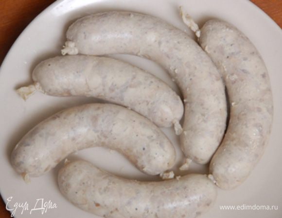 Ставим воду на плиту, когда появляются мелкие пузырьки на стенках кастрюли, опускаем туда колбаски. Не даем воде кипеть. Выдерживаем 20 минут. Вооружаемся тонкой иголочкой и внимательно просматриваем колбаски на предмет пузырьков. Как только видим под оболочкой пузырь, аккуратно протыкаем его иголочкой. Конечно, можно сразу понатыкать эти колбаски. Но через дырочки просачивается и вытекает сок. Поэтому я старалась делать как можно меньше дырок, чтобы колбаски получились сочными